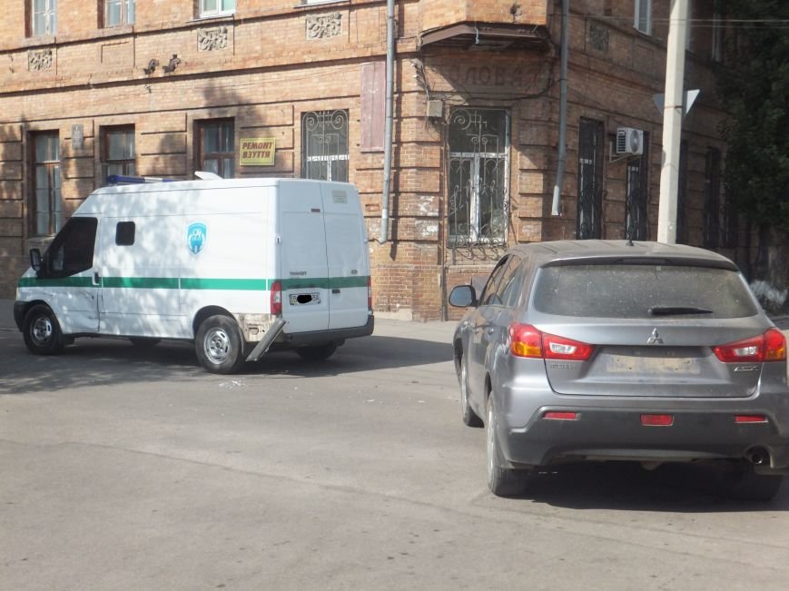 В Кировограде произошло ДТП с участием инкассаторской машины. ФОТО (фото) - фото 1 В Кировограде произошло ДТП с участием инкассаторской машины. ФОТО (фото) - фото 1