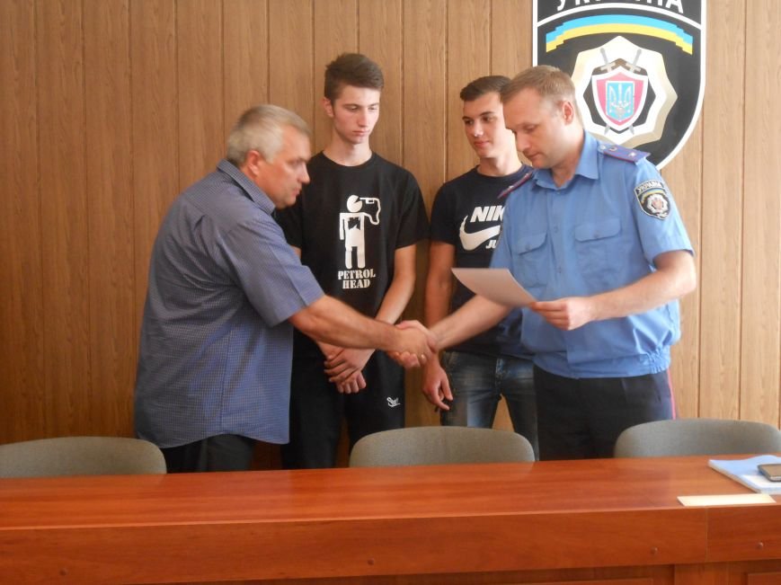 Двое несовершеннолетних днепродзержинцев самостоятельно задержали вора-рецидивиста (фото) - фото 4 Двое несовершеннолетних днепродзержинцев самостоятельно задержали вора-рецидивиста (фото) - фото 4