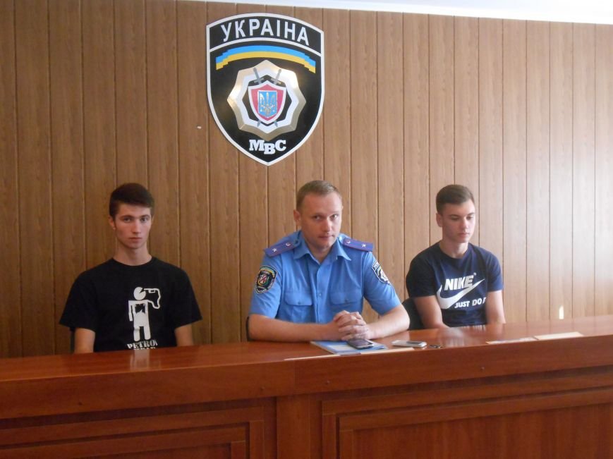 Двое несовершеннолетних днепродзержинцев самостоятельно задержали вора-рецидивиста (фото) - фото 2 Двое несовершеннолетних днепродзержинцев самостоятельно задержали вора-рецидивиста (фото) - фото 2