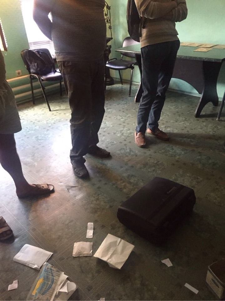 На Сумщине на взятке в 700 тысяч гривен попался глава райгосадминистрации (фото) - фото 1 На Сумщине на взятке в 700 тысяч гривен попался глава райгосадминистрации (фото) - фото 1