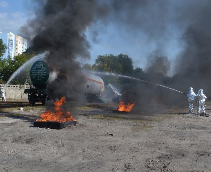 В Ульяновске потушили загоревшуюся цистерну с нефтью (фото) - фото 1 В Ульяновске потушили загоревшуюся цистерну с нефтью (фото) - фото 1