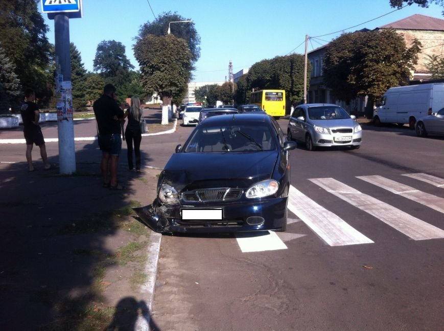На проспекте Пелина в Днепродзержинска случилось ДТП (фото) - фото 2 На проспекте Пелина в Днепродзержинска случилось ДТП (фото) - фото 2
