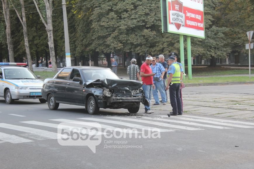 В Днепродзержинске произошло ДТП на проспекте Ленина, пострадал водитель (фото) - фото 3 В Днепродзержинске произошло ДТП на проспекте Ленина, пострадал водитель (фото) - фото 3