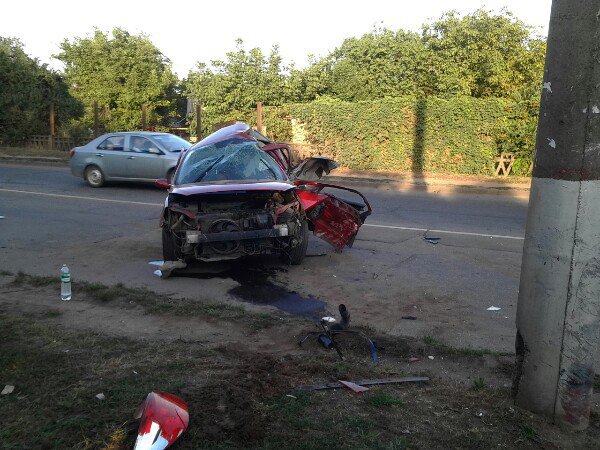 ДТП в Кривом Роге: совершая обгон 3 автомобилей, «Peugeot» столкнулся с «ВАЗом» и влетел в столб (ФОТО) (фото) - фото 1 ДТП в Кривом Роге: совершая обгон 3 автомобилей, «Peugeot» столкнулся с «ВАЗом» и влетел в столб (ФОТО) (фото) - фото 1