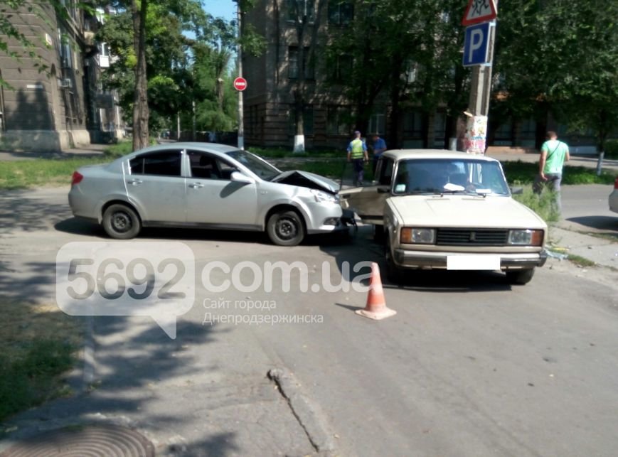 В Днепродзержинске по улице Сачко произошло ДТП (фото) - фото 1 В Днепродзержинске по улице Сачко произошло ДТП (фото) - фото 1