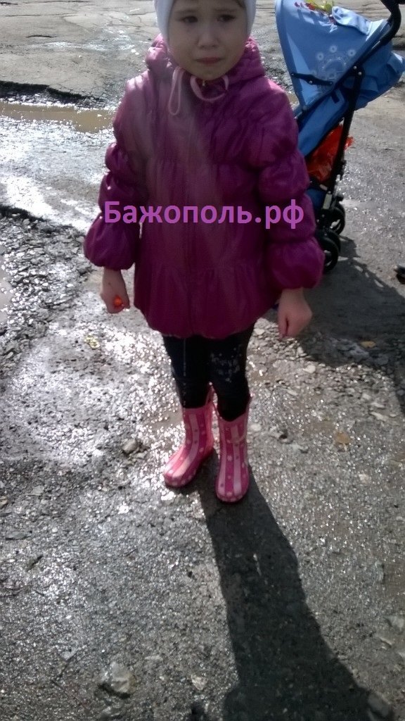 В южной части Полевского девочка провалилась в яму с водой (фото) - фото 1 В южной части Полевского девочка провалилась в яму с водой (фото) - фото 1