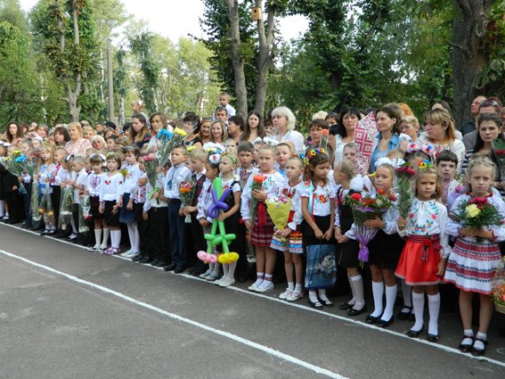 В Кировограде правоохранители поздравили школьников с новым учебным годом (фото) - фото 1 В Кировограде правоохранители поздравили школьников с новым учебным годом (фото) - фото 1
