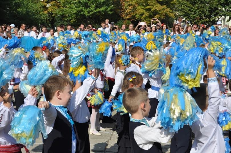Свято першого дзвоника у львівських школах. Як це було (ФОТОРЕПОРТАЖ) (фото) - фото 3 Свято першого дзвоника у львівських школах. Як це було (ФОТОРЕПОРТАЖ) (фото) - фото 3