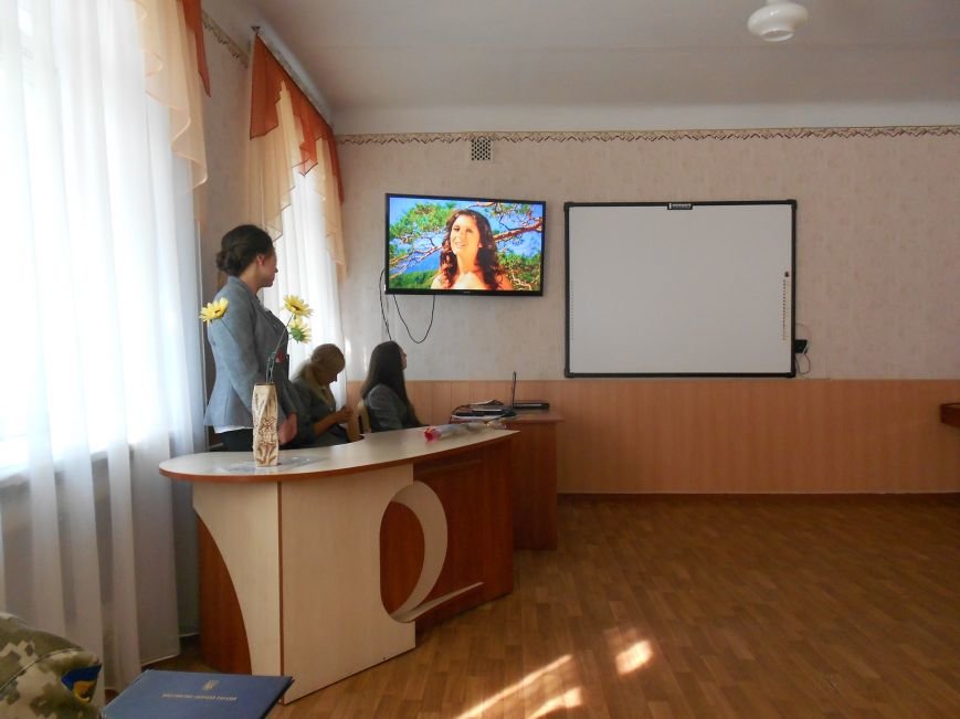 Первый урок в Красноармейском лицее “Надежда” прошел с “Віданністю Україні в серці” (фото) - фото 1 Первый урок в Красноармейском лицее “Надежда” прошел с “Віданністю Україні в серці” (фото) - фото 1