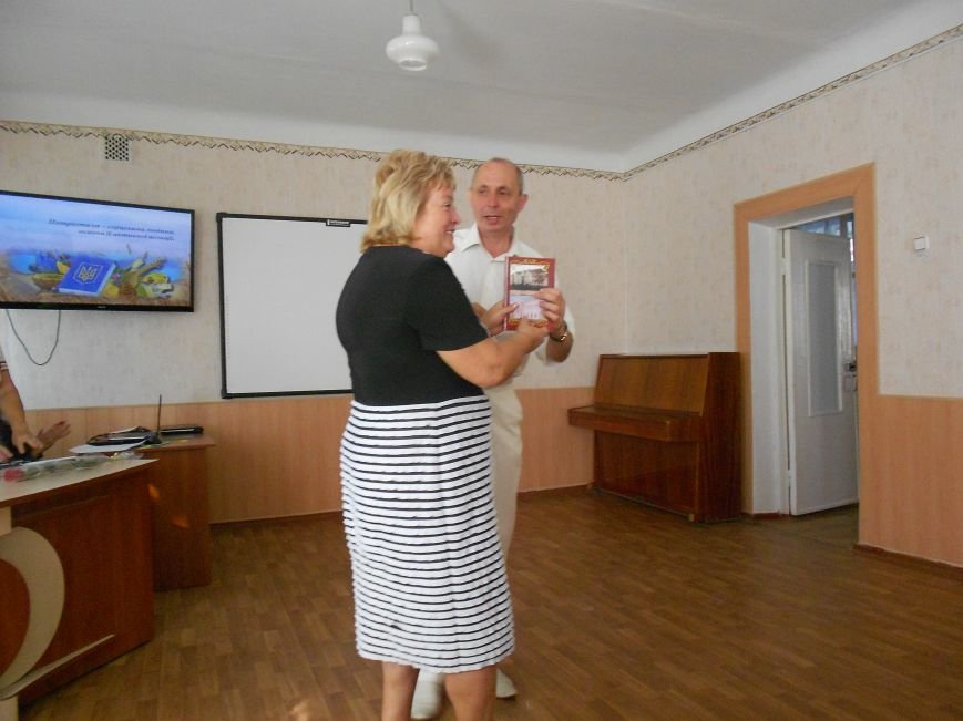 Первый урок в Красноармейском лицее “Надежда” прошел с “Віданністю Україні в серці” (фото) - фото 1 Первый урок в Красноармейском лицее “Надежда” прошел с “Віданністю Україні в серці” (фото) - фото 1