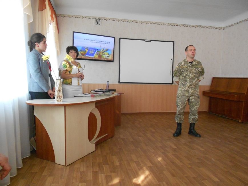 Первый урок в Красноармейском лицее “Надежда” прошел с “Віданністю Україні в серці” (фото) - фото 1 Первый урок в Красноармейском лицее “Надежда” прошел с “Віданністю Україні в серці” (фото) - фото 1