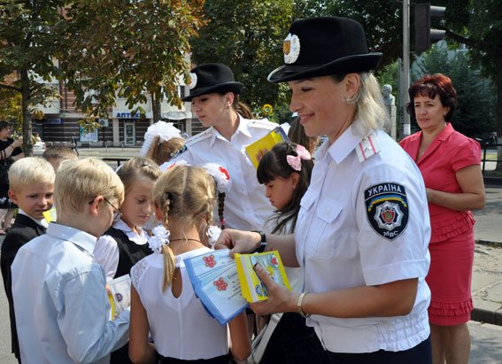 Полтавські ДАІшники пояснили учням ПДД (фото) - фото 1 Полтавські ДАІшники пояснили учням ПДД (фото) - фото 1