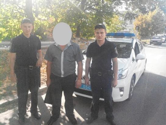 В Киевской области патрульные задержали мошенника, находящегося в розыске (ФОТО) (фото) - фото 1 В Киевской области патрульные задержали мошенника, находящегося в розыске (ФОТО) (фото) - фото 1