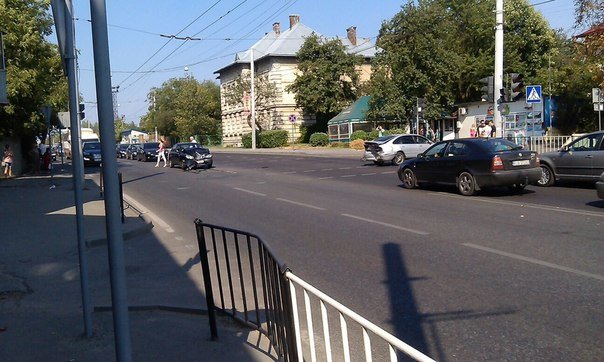 На вулиці Кульпарківській у Львові сталась ДТП (ФОТО+ВІДЕО) (фото) - фото 1 На вулиці Кульпарківській у Львові сталась ДТП (ФОТО+ВІДЕО) (фото) - фото 1