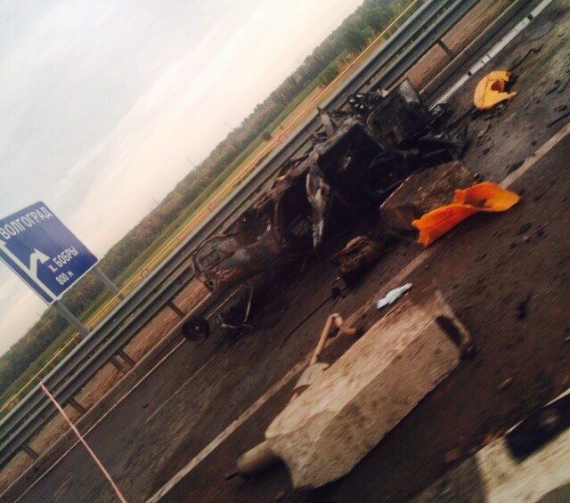В Волгограде на «танцующем мосту» разбился и сгорел «Опель Омега»