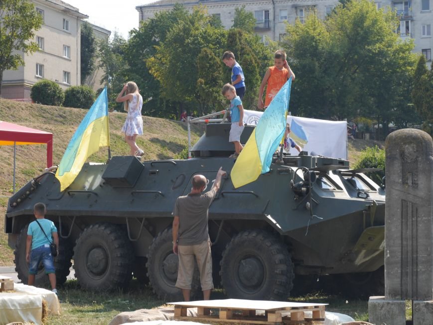 Тернопільські волонтери разом з військовими влаштували польову кухню, щоб зібрати кошти для бійців АТО (ФОТОРЕПОРТАЖ) (фото) - фото 2 Тернопільські волонтери разом з військовими влаштували польову кухню, щоб зібрати кошти для бійців АТО (ФОТОРЕПОРТАЖ) (фото) - фото 2
