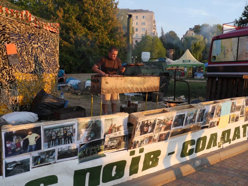 Тернопільські волонтери разом з військовими влаштували польову кухню, щоб зібрати кошти для бійців АТО (ФОТОРЕПОРТАЖ) (фото) - фото 2 Тернопільські волонтери разом з військовими влаштували польову кухню, щоб зібрати кошти для бійців АТО (ФОТОРЕПОРТАЖ) (фото) - фото 2