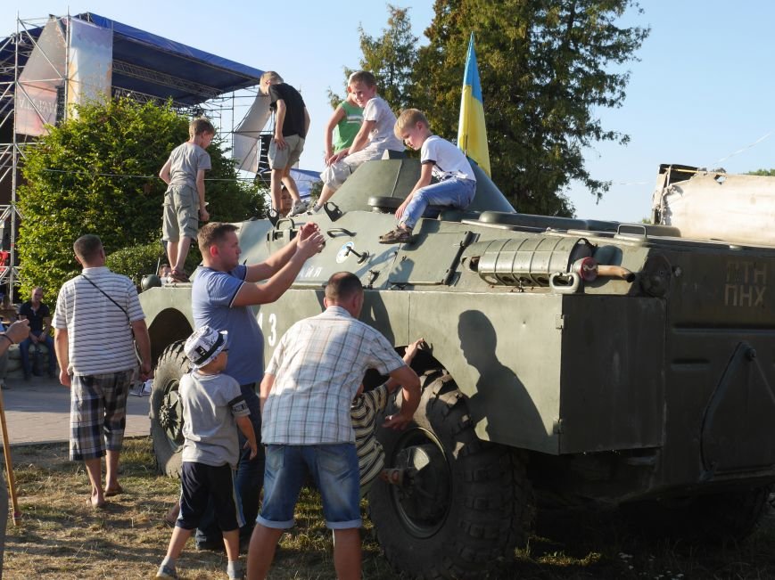 Тернопільські волонтери разом з військовими влаштували польову кухню, щоб зібрати кошти для бійців АТО (ФОТОРЕПОРТАЖ) (фото) - фото 2 Тернопільські волонтери разом з військовими влаштували польову кухню, щоб зібрати кошти для бійців АТО (ФОТОРЕПОРТАЖ) (фото) - фото 2