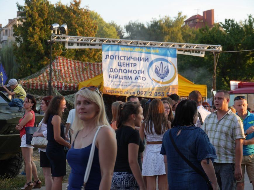 Тернопільські волонтери разом з військовими влаштували польову кухню, щоб зібрати кошти для бійців АТО (ФОТОРЕПОРТАЖ) (фото) - фото 2 Тернопільські волонтери разом з військовими влаштували польову кухню, щоб зібрати кошти для бійців АТО (ФОТОРЕПОРТАЖ) (фото) - фото 2