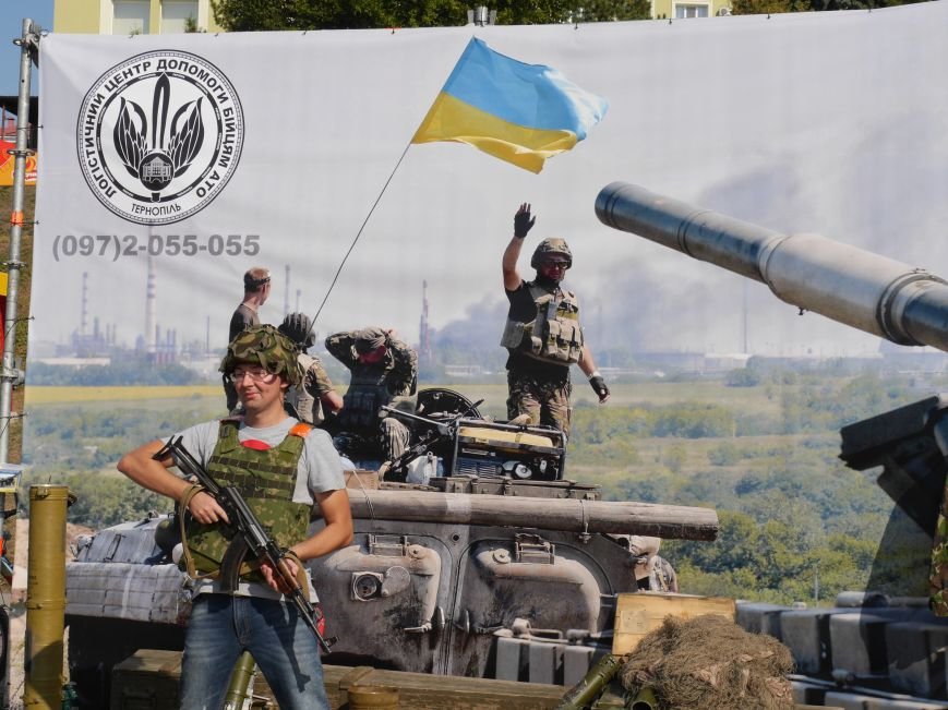 Тернопільські волонтери разом з військовими влаштували польову кухню, щоб зібрати кошти для бійців АТО (ФОТОРЕПОРТАЖ) (фото) - фото 2 Тернопільські волонтери разом з військовими влаштували польову кухню, щоб зібрати кошти для бійців АТО (ФОТОРЕПОРТАЖ) (фото) - фото 2