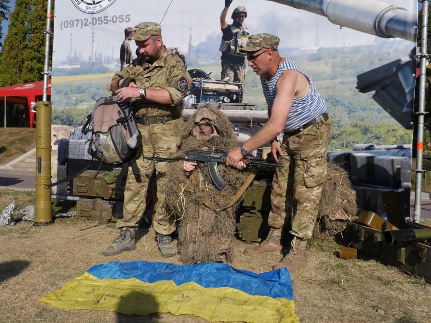 Тернопільські волонтери разом з військовими влаштували польову кухню, щоб зібрати кошти для бійців АТО (ФОТОРЕПОРТАЖ) (фото) - фото 2 Тернопільські волонтери разом з військовими влаштували польову кухню, щоб зібрати кошти для бійців АТО (ФОТОРЕПОРТАЖ) (фото) - фото 2