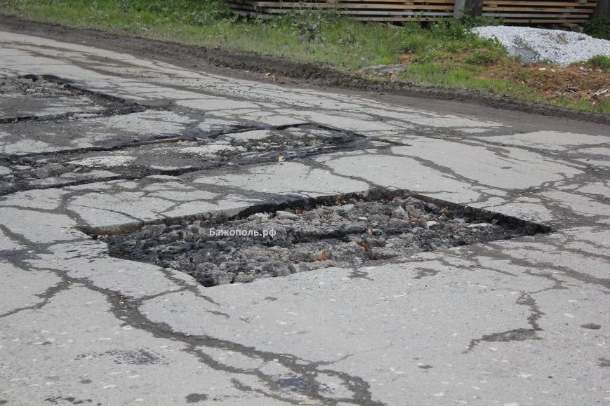 На полевских дорогах продолжается ямочно-лужный ремонт. Фоторепортаж