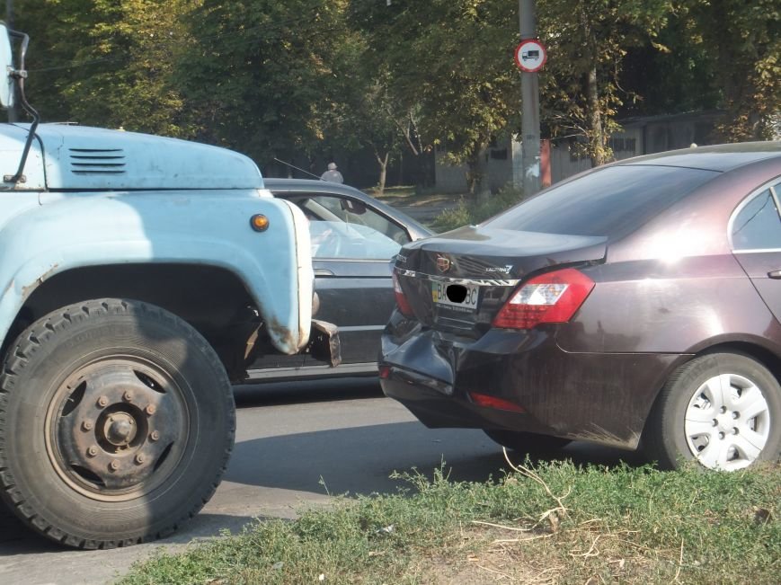В Кировограде грузовик протаранил легковой автомобиль. ФОТО (фото) - фото 1 В Кировограде грузовик протаранил легковой автомобиль. ФОТО (фото) - фото 1