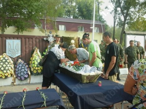 Под Киевом простились ещё с двумя погибшими от взрыва гранаты нацгвардейцами (ФОТО) (фото) - фото 3 Под Киевом простились ещё с двумя погибшими от взрыва гранаты нацгвардейцами (ФОТО) (фото) - фото 3
