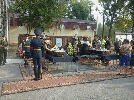 Под Киевом простились ещё с двумя погибшими от взрыва гранаты нацгвардейцами (ФОТО) (фото) - фото 2 Под Киевом простились ещё с двумя погибшими от взрыва гранаты нацгвардейцами (ФОТО) (фото) - фото 2