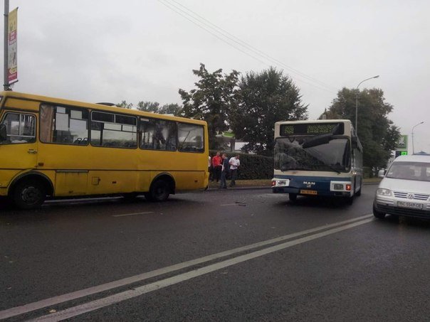 На вул. Липинського зіштовхнулись дві маршрутки (ФОТО) (фото) - фото 1 На вул. Липинського зіштовхнулись дві маршрутки (ФОТО) (фото) - фото 1