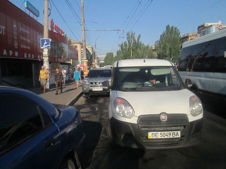 В Николаеве водители устроили беспредел на дорогах (ФОТО) (фото) - фото 3 В Николаеве водители устроили беспредел на дорогах (ФОТО) (фото) - фото 3