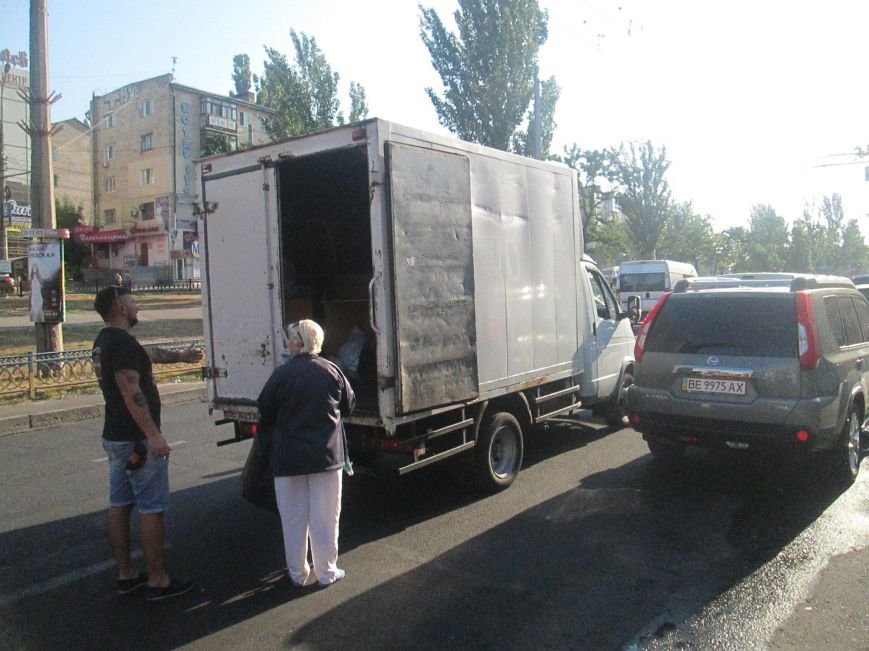 В Николаеве водители устроили беспредел на дорогах (ФОТО) (фото) - фото 4 В Николаеве водители устроили беспредел на дорогах (ФОТО) (фото) - фото 4
