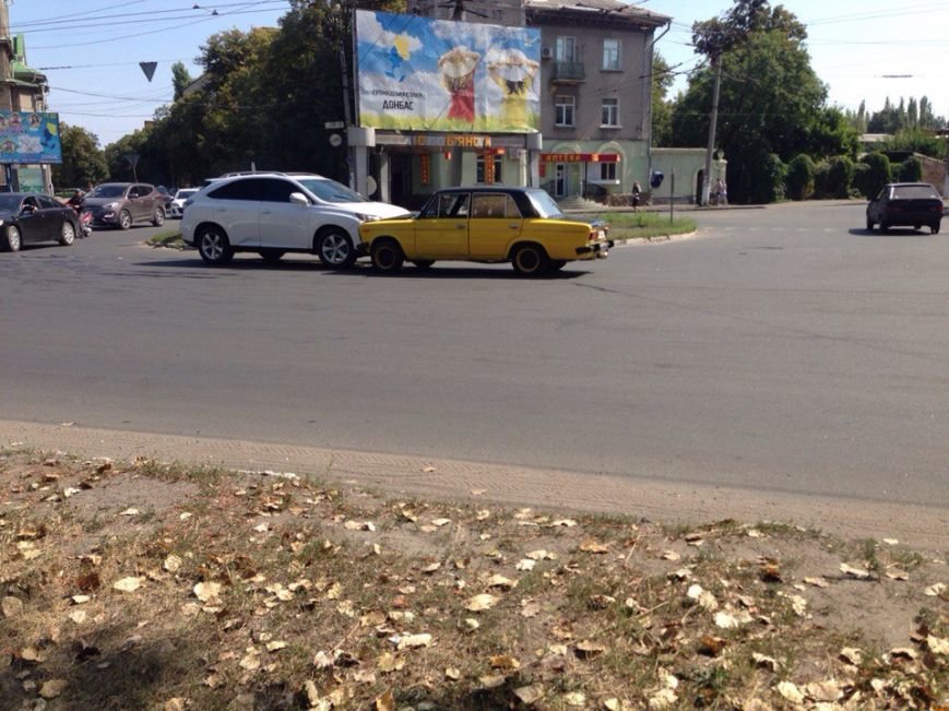 В центре Славянска ДТП по-Донецки (фото) - фото 1 В центре Славянска ДТП по-Донецки (фото) - фото 1