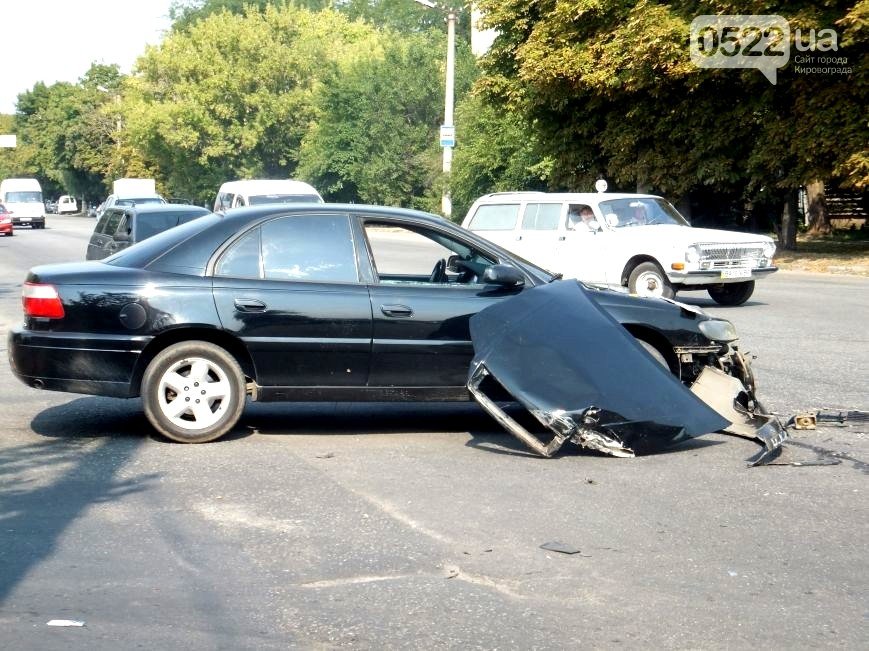 В Кировограде произошло ДТП: пассажирский микроавтобус vs. легковой автомобиль. ФОТО (фото) - фото 2 В Кировограде произошло ДТП: пассажирский микроавтобус vs. легковой автомобиль. ФОТО (фото) - фото 2
