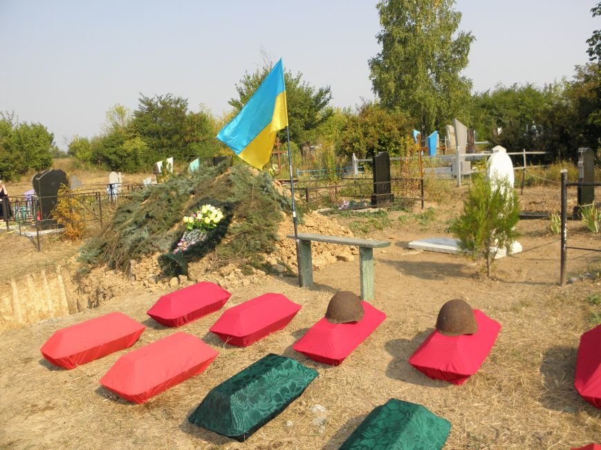 В Краматорске состоялось перезахоронение останков жителей Ясногорки, расстрелянных в годы войны (фото) - фото 2 В Краматорске состоялось перезахоронение останков жителей Ясногорки, расстрелянных в годы войны (фото) - фото 2