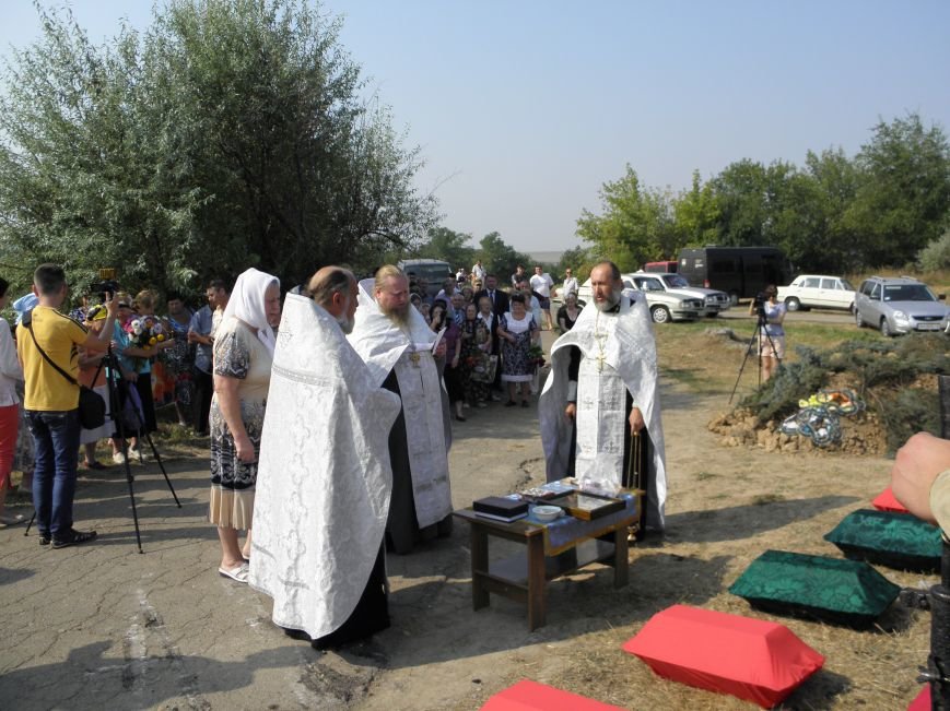 В Краматорске состоялось перезахоронение останков жителей Ясногорки, расстрелянных в годы войны (фото) - фото 9 В Краматорске состоялось перезахоронение останков жителей Ясногорки, расстрелянных в годы войны (фото) - фото 9