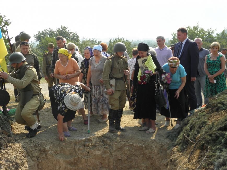 В Краматорске состоялось перезахоронение останков жителей Ясногорки, расстрелянных в годы войны (фото) - фото 11 В Краматорске состоялось перезахоронение останков жителей Ясногорки, расстрелянных в годы войны (фото) - фото 11