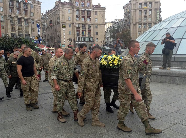 На Майдане простились с погибшим в АТО волонтёром Андреем Галущенко (ФОТО) (фото) - фото 4 На Майдане простились с погибшим в АТО волонтёром Андреем Галущенко (ФОТО) (фото) - фото 4
