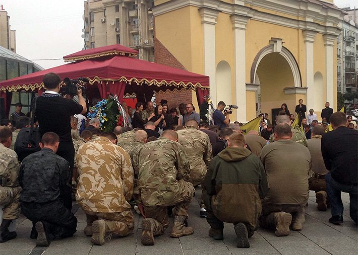 На Майдане простились с погибшим в АТО волонтёром Андреем Галущенко (ФОТО) (фото) - фото 2 На Майдане простились с погибшим в АТО волонтёром Андреем Галущенко (ФОТО) (фото) - фото 2