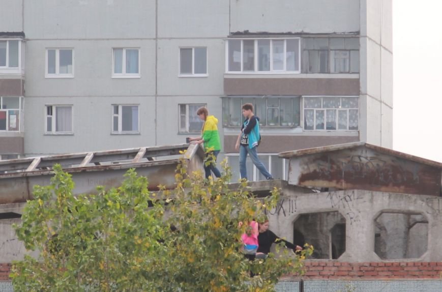 Дети делают селфи на крыше ульяновской гимназии