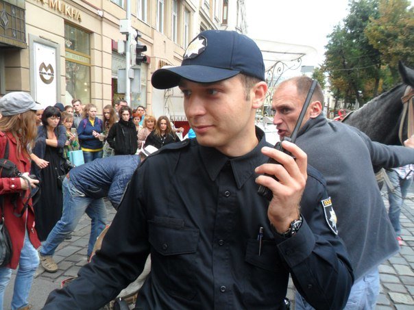 У центрі Львова перехожі стали на захист травмованого коня, якого копав фірман (ФОТО+ВІДЕО) (фото) - фото 2 У центрі Львова перехожі стали на захист травмованого коня, якого копав фірман (ФОТО+ВІДЕО) (фото) - фото 2