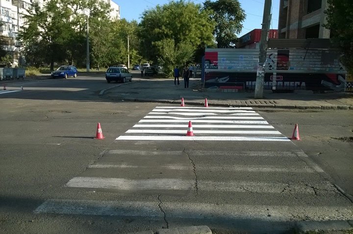 В Николаеве спустя неделю дорожники начали рисовать «зебру» возле школы (ФОТО) (фото) - фото 7 В Николаеве спустя неделю дорожники начали рисовать «зебру» возле школы (ФОТО) (фото) - фото 7
