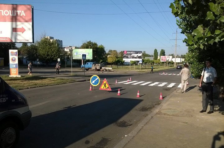 В Николаеве спустя неделю дорожники начали рисовать «зебру» возле школы (ФОТО) (фото) - фото 1 В Николаеве спустя неделю дорожники начали рисовать «зебру» возле школы (ФОТО) (фото) - фото 1