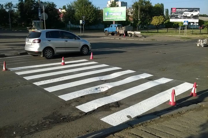 В Николаеве спустя неделю дорожники начали рисовать «зебру» возле школы (ФОТО) (фото) - фото 2 В Николаеве спустя неделю дорожники начали рисовать «зебру» возле школы (ФОТО) (фото) - фото 2