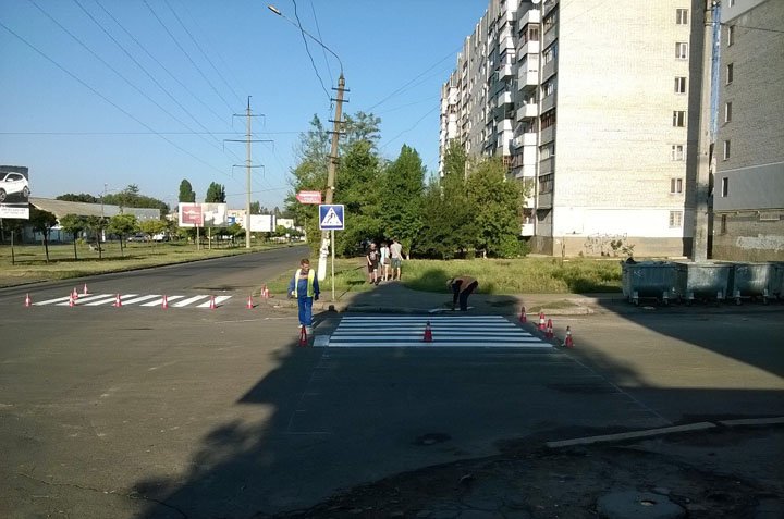 В Николаеве спустя неделю дорожники начали рисовать «зебру» возле школы (ФОТО) (фото) - фото 4 В Николаеве спустя неделю дорожники начали рисовать «зебру» возле школы (ФОТО) (фото) - фото 4
