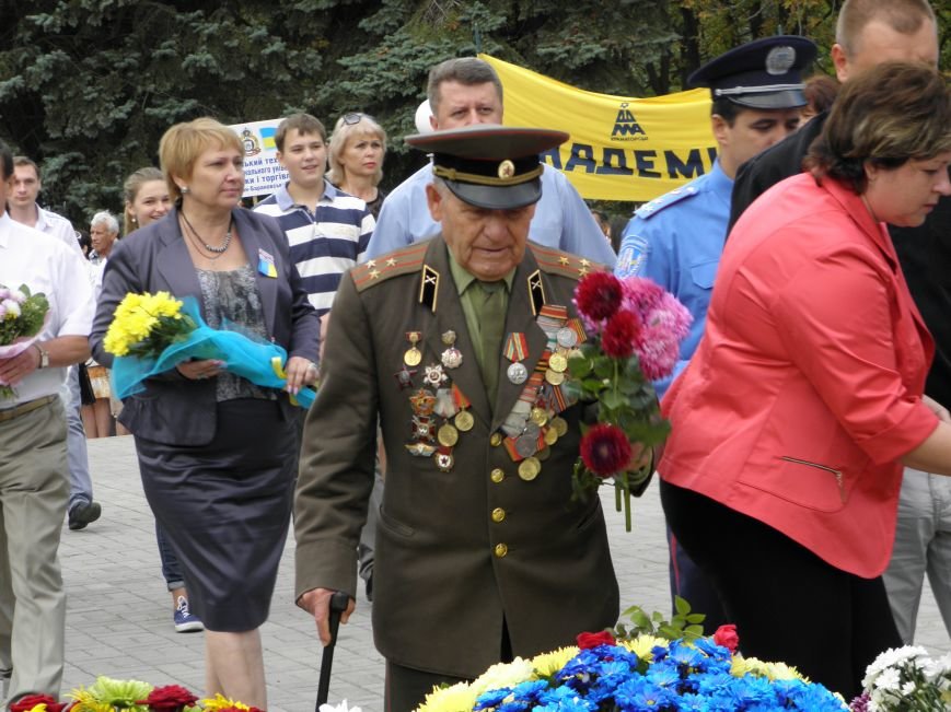 В Краматорске возложили цветы к Вечному огню (фото) - фото 5 В Краматорске возложили цветы к Вечному огню (фото) - фото 5
