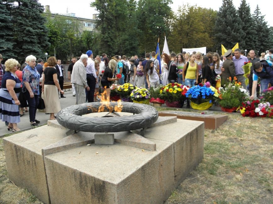 В Краматорске возложили цветы к Вечному огню (фото) - фото 7 В Краматорске возложили цветы к Вечному огню (фото) - фото 7
