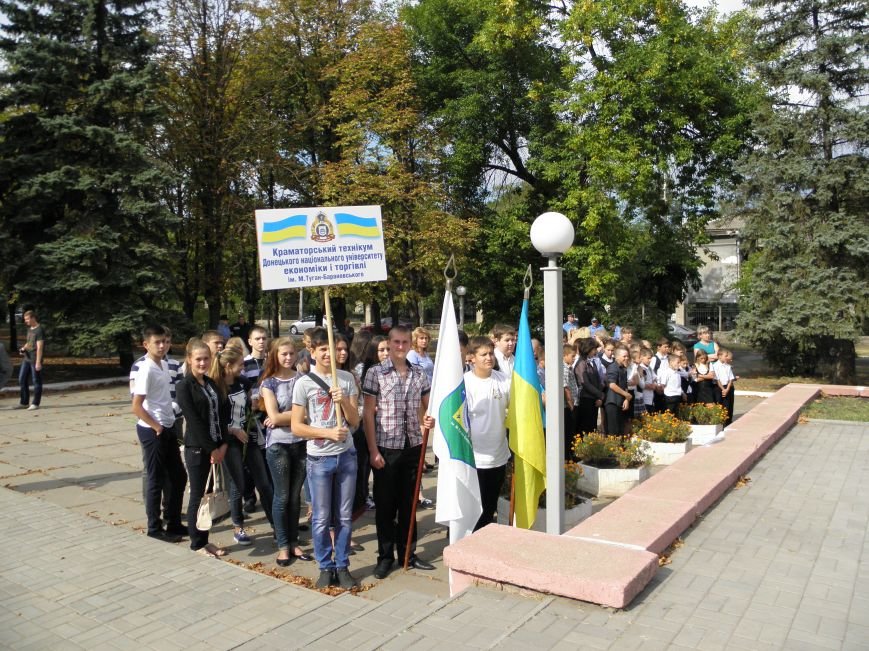 В Краматорске возложили цветы к Вечному огню (фото) - фото 2 В Краматорске возложили цветы к Вечному огню (фото) - фото 2