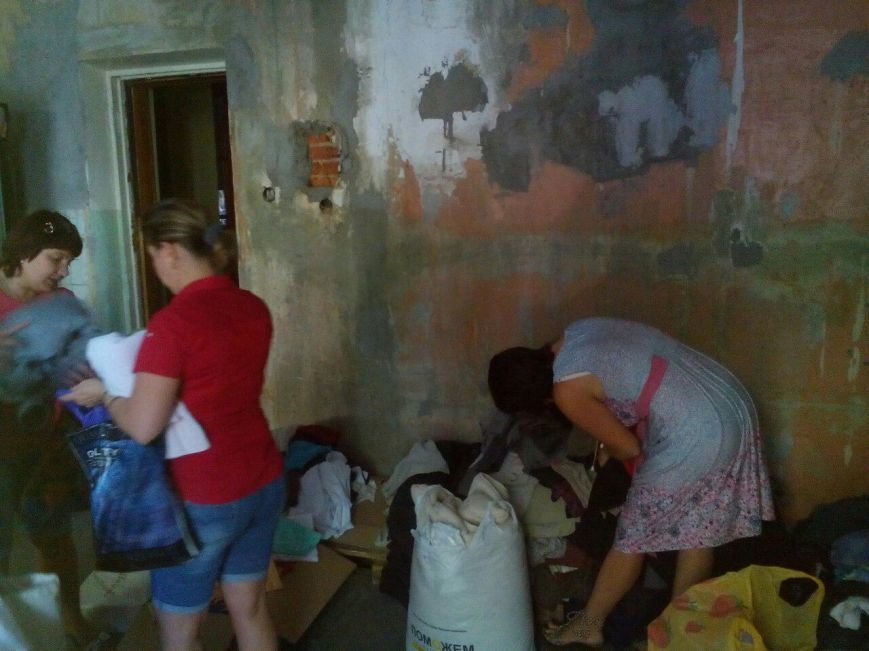 В Красноармейске продолжается выдача гуманитарной помощи переселенцам (фото) - фото 3 В Красноармейске продолжается выдача гуманитарной помощи переселенцам (фото) - фото 3