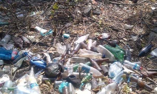 Путь школьника в Димитрове: шагай по «Чистому городу» через мусор и разрушения (фото) - фото 3 Путь школьника в Димитрове: шагай по «Чистому городу» через мусор и разрушения (фото) - фото 3